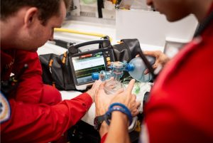 Ambulansepersonell prøver utstyr fra infiniti medical