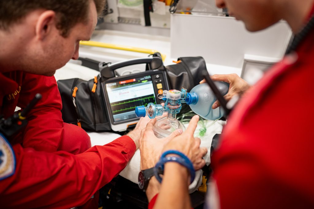Ambulansepersonell prøver utstyr fra infiniti medical